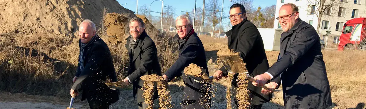 Die Geschäftsführer der ProPotsdam, der Oberbürgermeister, der Baubeigeordnete der Stadt und der Minister für Infrastruktur und Landesplanung haben alle Spaten mit einer Schaufel Sand in der Hand.
