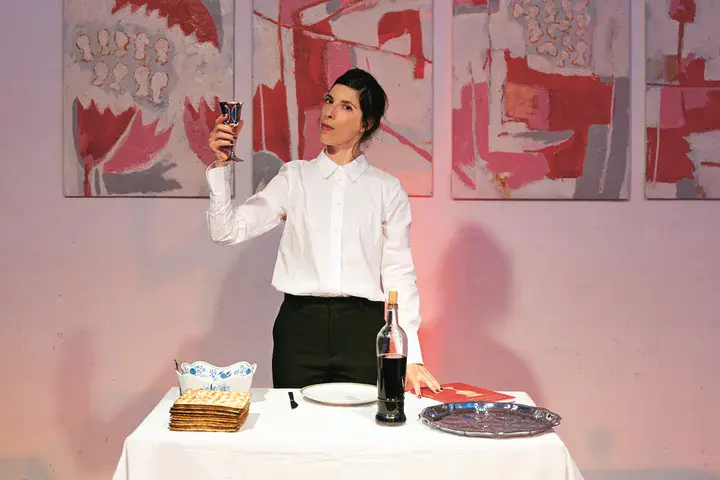 Sharon Kotkovsky zeigt einem Publikum die Traditionen des jüdischen Sedermahls.