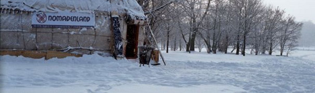 Ein Jurten-Zelt im Volkspark in einer winterlichen Schneelandschaft