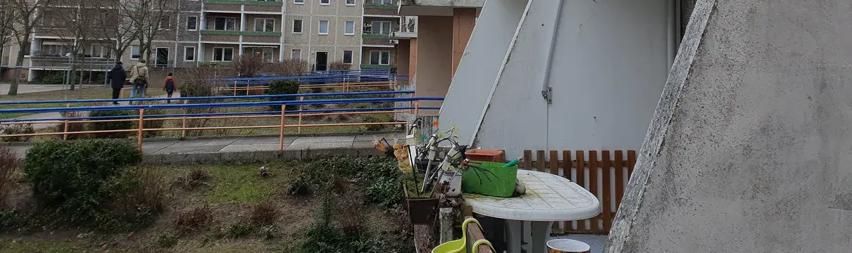 Seitenansicht eines Gebäudes mit Vorgärten. 