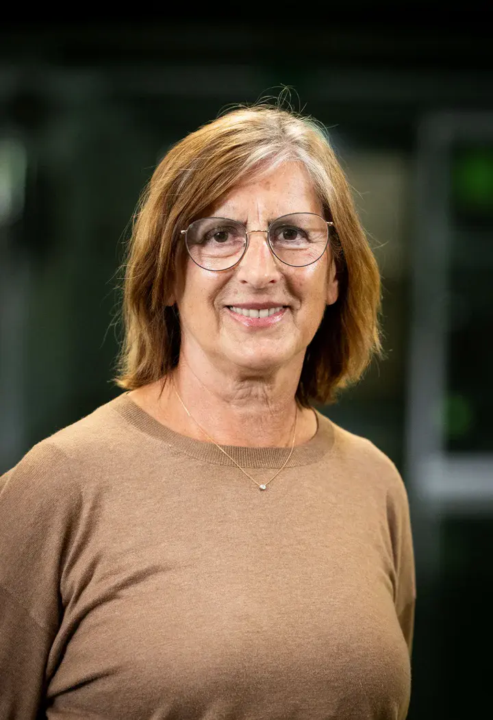 Eine Frau mit mittellangen Haaren und Brille