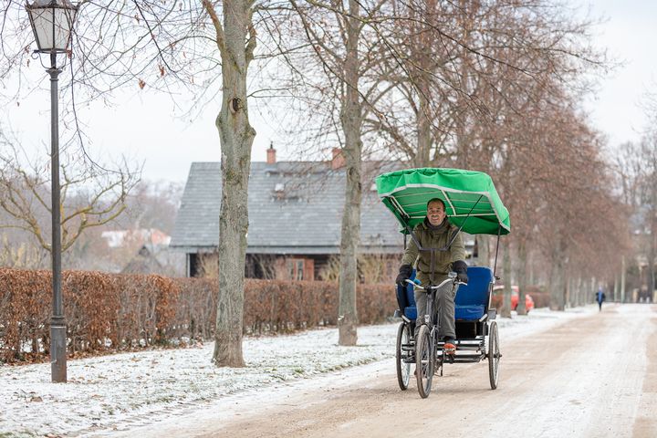 Jan Kuppert vom Verkehrsclub Deutschland fährt Rikschau auf einer verschneiten Straße.