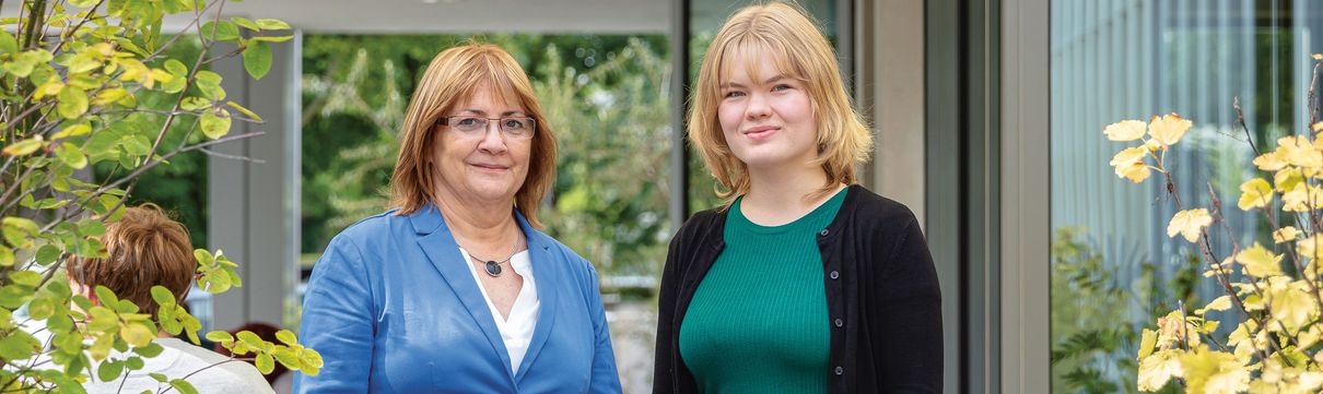 Petra Seide und Sophie Kalmutzke von der ProPotsdam blicken in die Kamera.und 