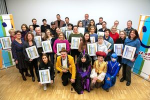 Eine Gruppe mehrerer Menschen mit Urkunden bei der Preisverleihung des Förderwettbewerb Gemeinsam für Potsdam