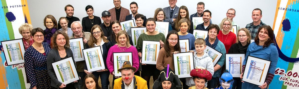 Eine Gruppe mehrerer Menschen mit Urkunden bei der Preisverleihung des Förderwettbewerb Gemeinsam für Potsdam