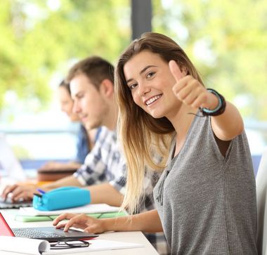 Azubis bei der Ausbildung am Computer