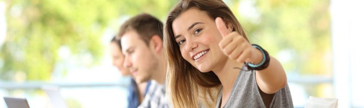 Azubis bei der Ausbildung am Computer
