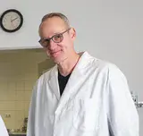Shikha Ojha und Oliver Schlüter stehen im Labor des Leibniz-Instituts für Agrartechnik und Bioökonomie