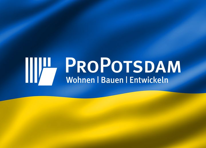 Blau-Gelbe Flagge der Ukraine mit dem Logo der ProPotsdam in Weiß darüber