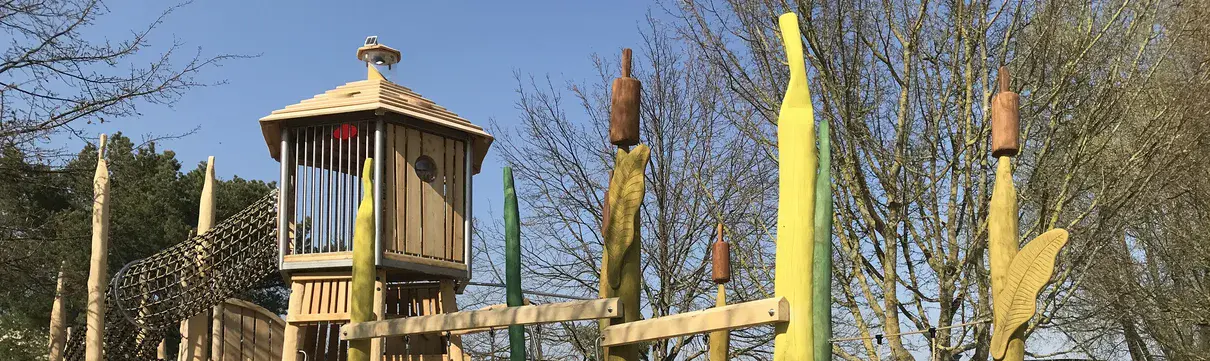 Spielgeräte auf dem Wasserspielplatz im Volkspark Potsdam