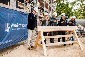 Traditionelles Nageleinschlagen beim Richtfest im Potsdamer Patrizierweg mit fünf Menschen.