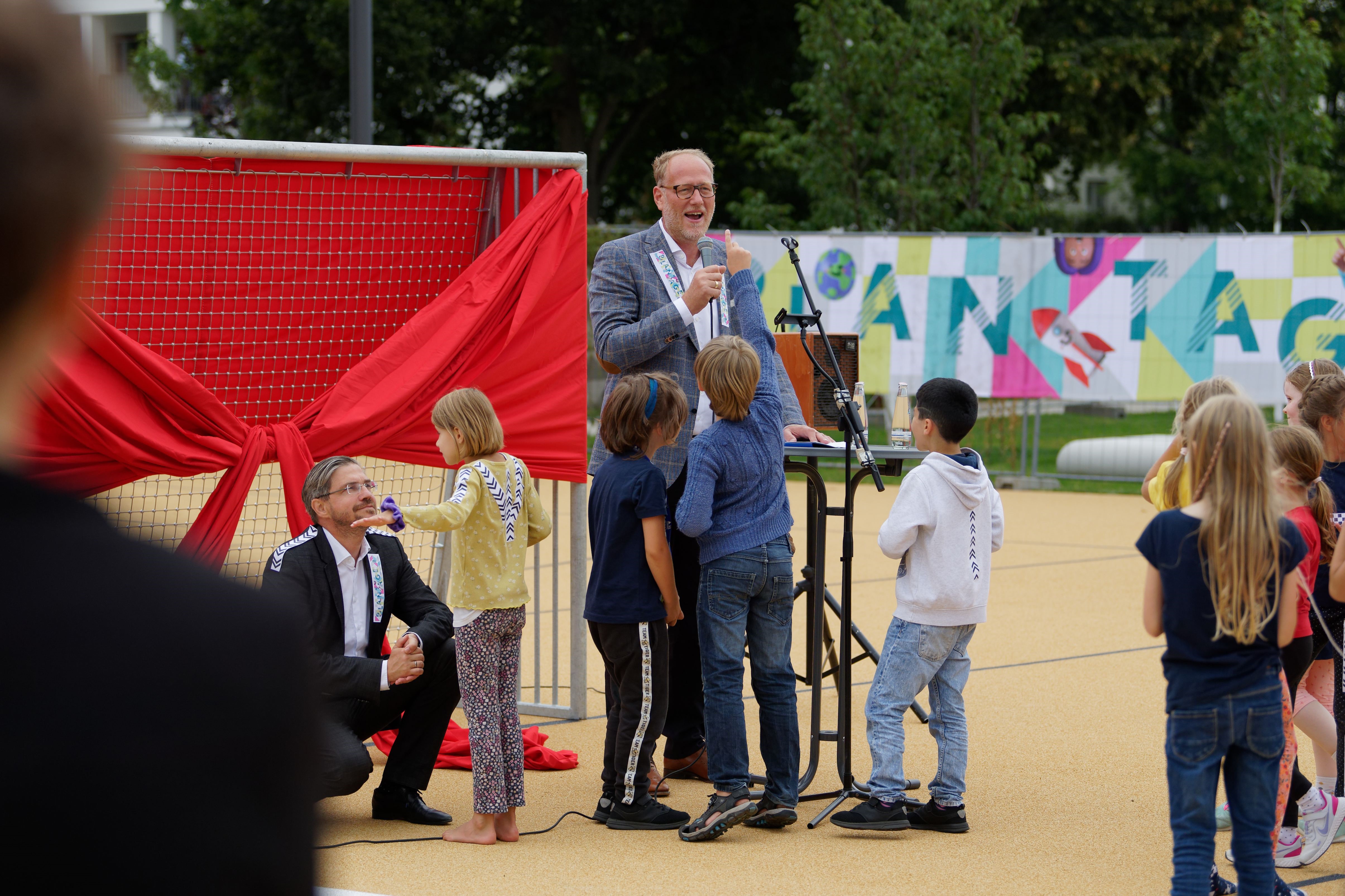 Oberbürgermeister Mike Schubert und Bert Nicke bei der Eröffnung der Plantage (Foto: Petko Beier)
