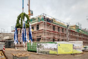 Das Bild zeigt das Richtfest für die Grundschule in Krampnitz, die gerade gebaut wird.
